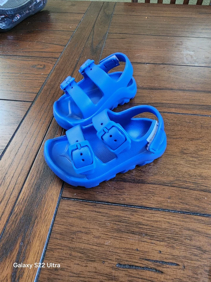 Sandalias de agua con hebilla ajustable para niños pequeños talla 5 nuevas  Foto 2 de 4