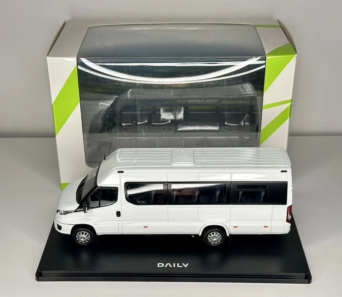 ELIGOR 1/43 IVECO DAILY MY 2019 BLEU METAL