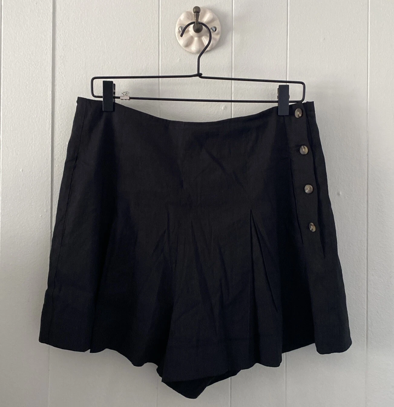 Vince Shorts In Black Linen Blend Size 10 Side Button Closure Pleated EUC