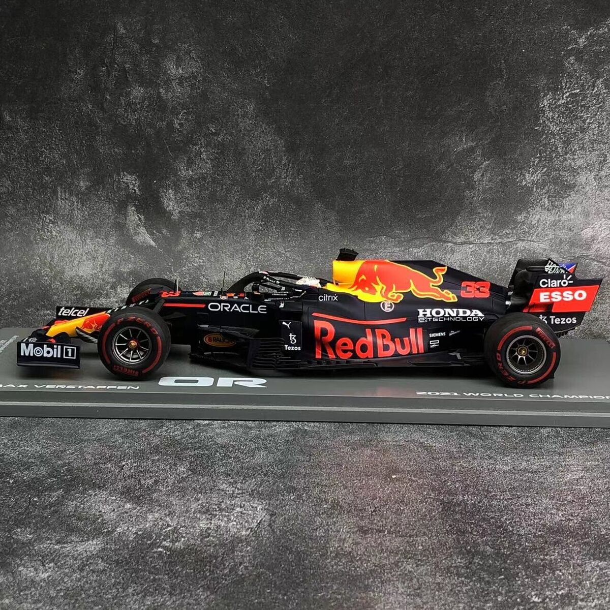 Spark 1/18 Red Bull F1 RB16B GP Abu Dhabi 2021 world Spark 1/18 Red Bull F1 RB16B GP Abu Dhabi 2021 world
