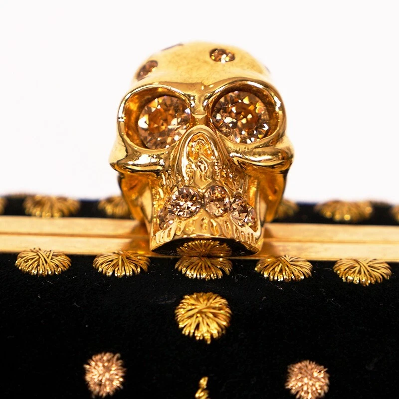 BOLSO CLUTCH VINTAGE 2013 ALEXANDER MCQUEEN NEGRO GAMUZA DORADO BORDADO CALAVERA USADO EN EXCELENTE ESTADO Foto 4 de 4
