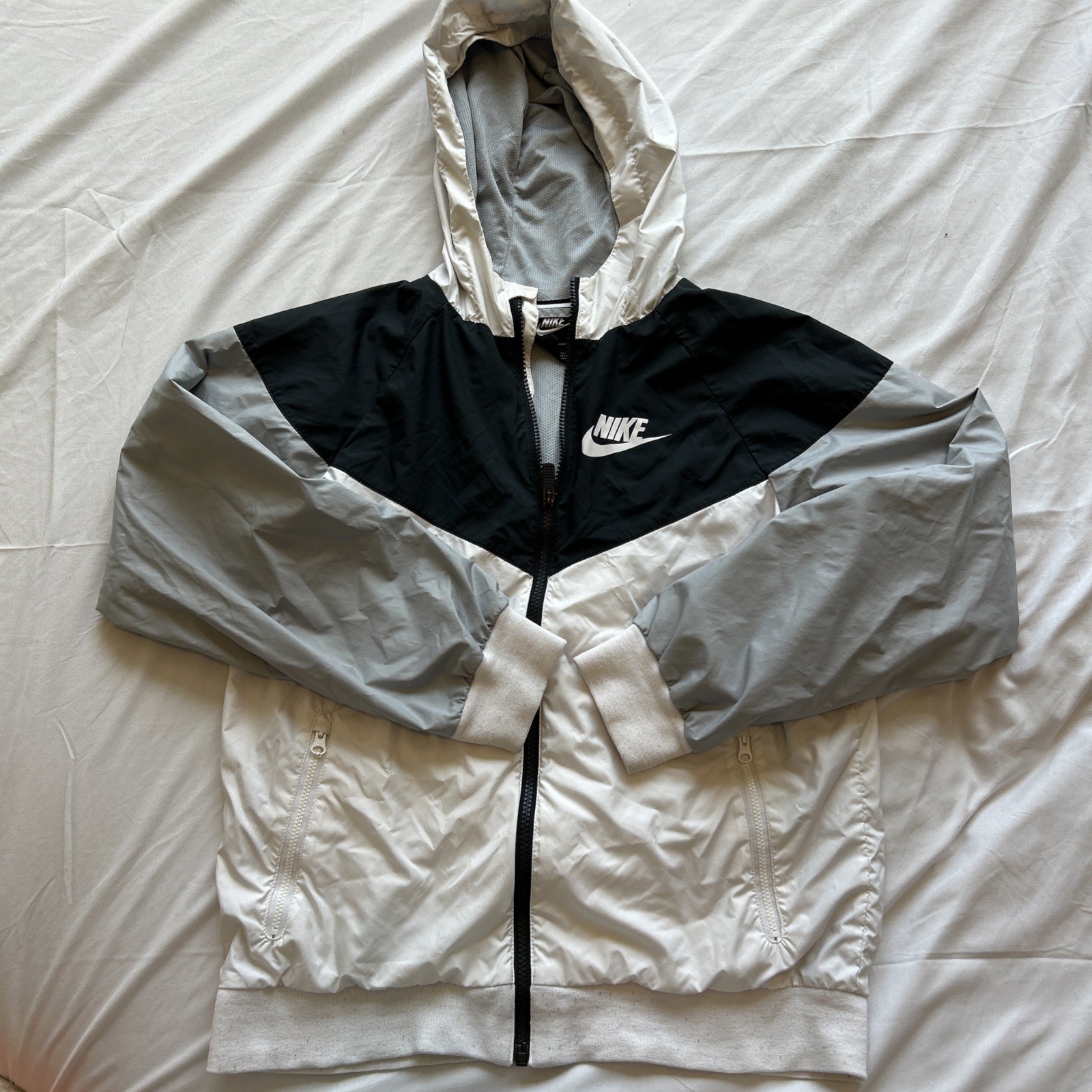 Nike Boys Windbreaker Jacket. Size Large. White/Black/Gray