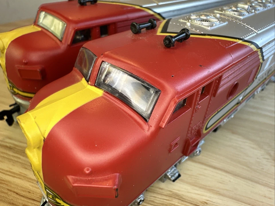 2- IDENTICAL LIFE-LIKE HO SCALE F7A SANTA FE DIESELS BOTH RUN F /R WITH LIGHT - Image 2 of 4