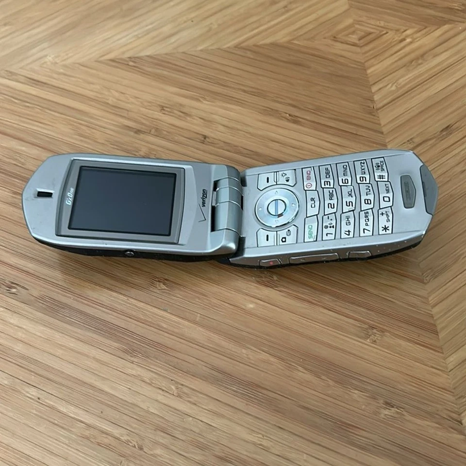 Teléfono abatible Casio Gz'One Boulder C711 - negro y plateado (Verizon) muy raro Foto 2 de 3