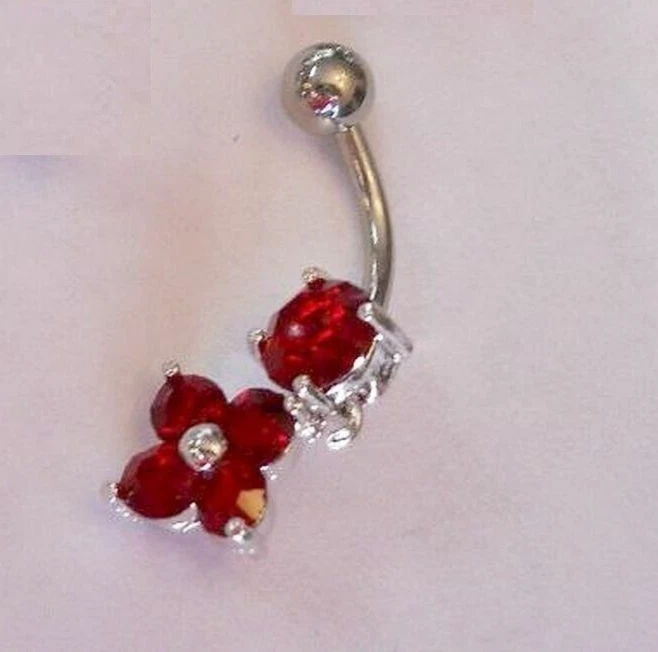 Anillo ombligo de mujer de corte redondo de 1 quilate con rubí rojo creado en laboratorio enchapado en oro blanco de 14 quilates Foto 3 de 4