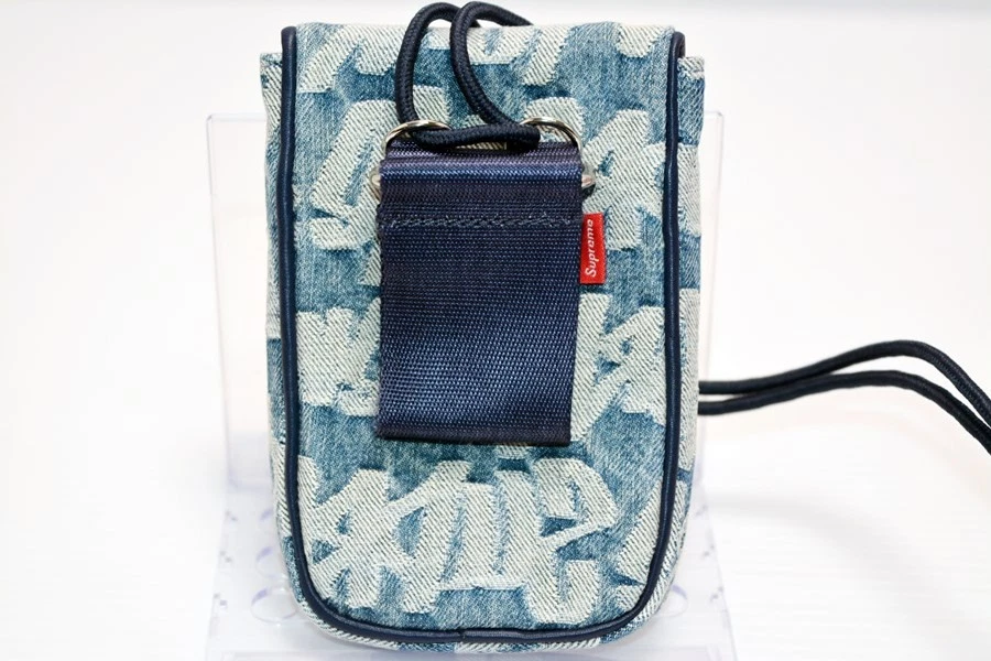 Pochette col en denim jacquard Supreme Fat Tip bleu