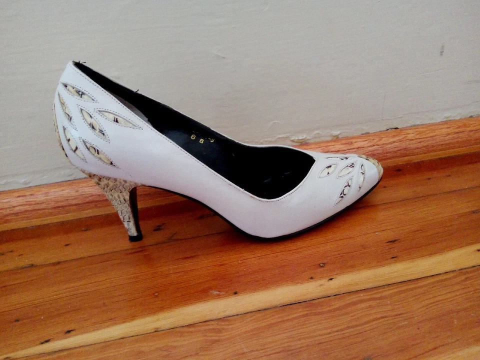 Vintage 1990s andrew geller Snakeskin Ivory Leather  Heels Flame Design Sz 6 - Image 3 of 4