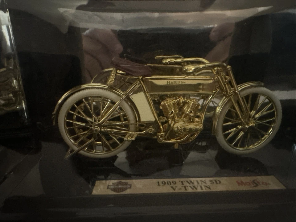 Motocicleta Maisto Harley Davidson Gold Edition Die Cast 24k 1:18 en caja sellada Foto 3 de 4