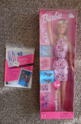 2001 SHOES GALORE BARBIE 7 prs of shoes! #53859 Mattel NRFB+ Pack of Trade Cards