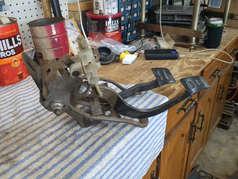 Conjunto de pedal de freno y embrague Firebird/Camaro z28 gta tercera generación 82-92 OEM Foto 4 de 4