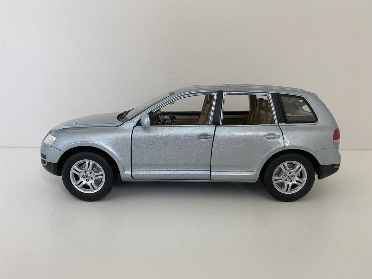Burago Volkswagen 1/18 シルバー Bburago Burago 1/18 scale VW Touareg Volkswagen Silver