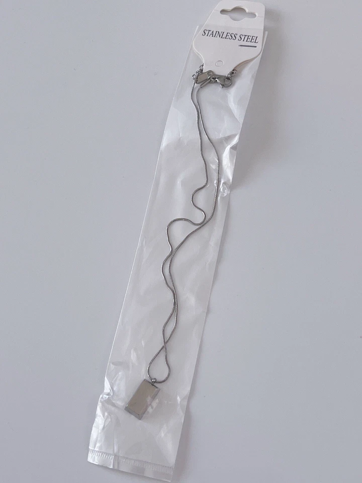 Collar enchapado en titanio con forma de barra de ladrillo de acero inoxidable color plata para mujer  Foto 2 de 4