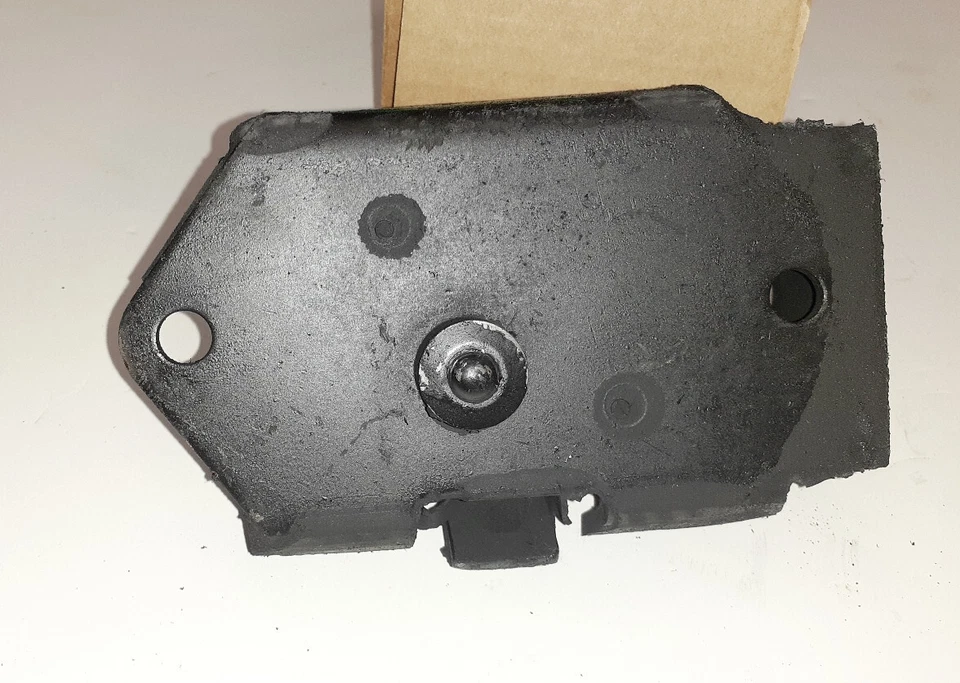 NOS 1972 to 1978 Lincoln Mark IV + V  460 CID LH Motor Engine Mount - Image 2 of 4