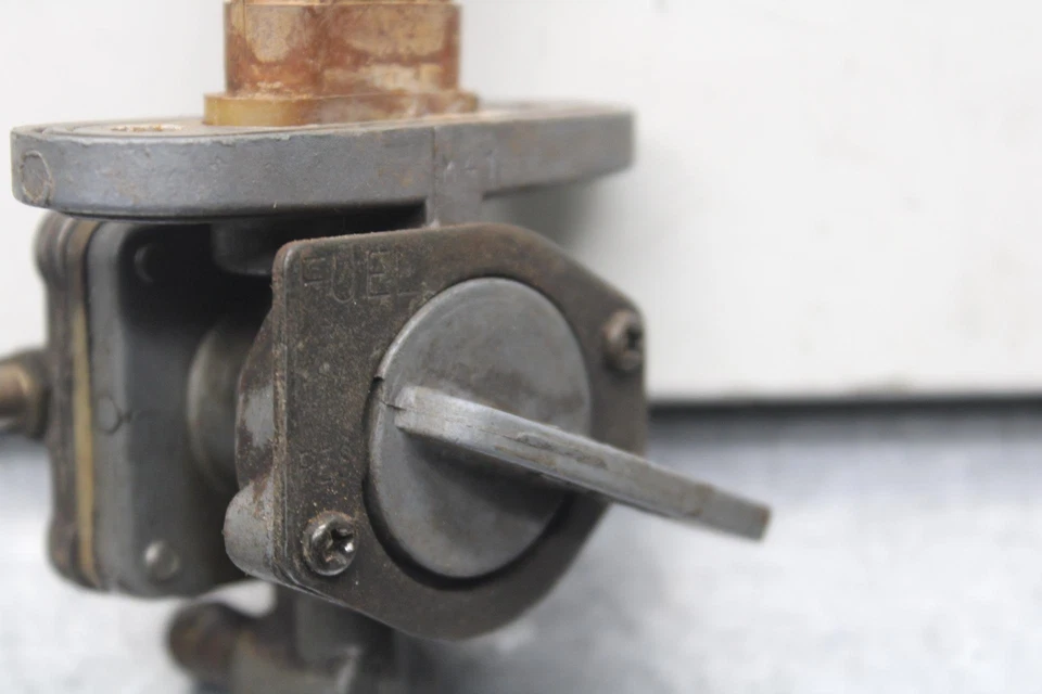 1985 Kawasaki Ninja 900R ZX900A FUEL GAS TANK PETCOCK SHUT ON OFF VALVE BB84 - Image 3 of 4