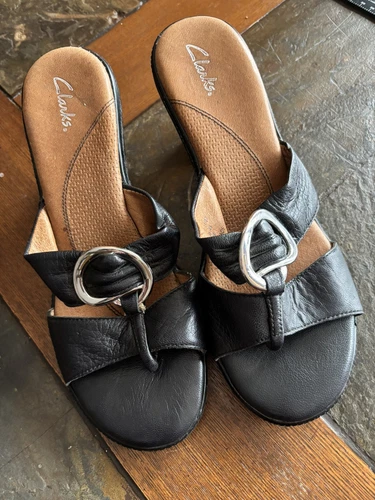 Clarks taglia 8 5 M sandalo donna nero slide pelle zeppa cinturino a T 89047