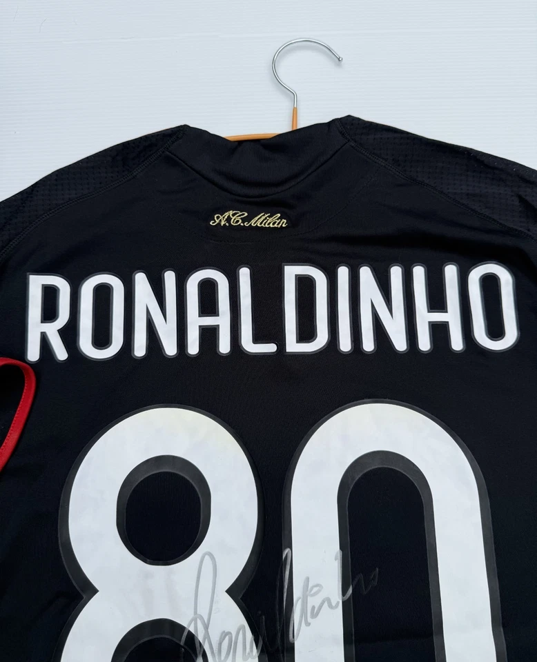 Maillot Adidas AC MILAN N°80 dédicacé par RONALDINHO - Neuf - 2008 - Photo 3/4