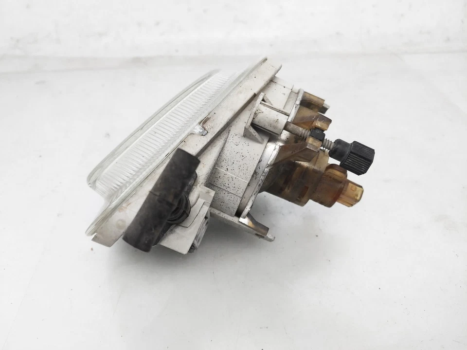 Faro antiniebla derecho pasajero Volvo V70 1998-2000 8620253 *Pica en la lente Foto 2 de 4