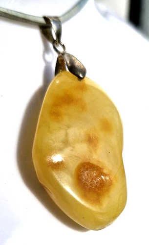 NATURAL BALTIC AMBER PENDANT - egg yolk color
