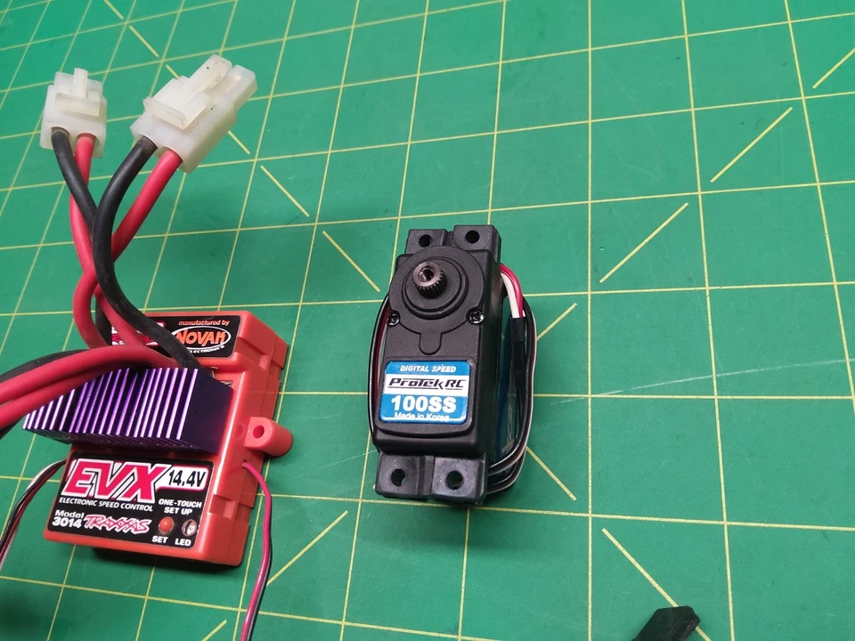 Emaxx 3906 esc 3014 Novak dual battery dual motor set up used working Clodbuster - Image 2 of 4