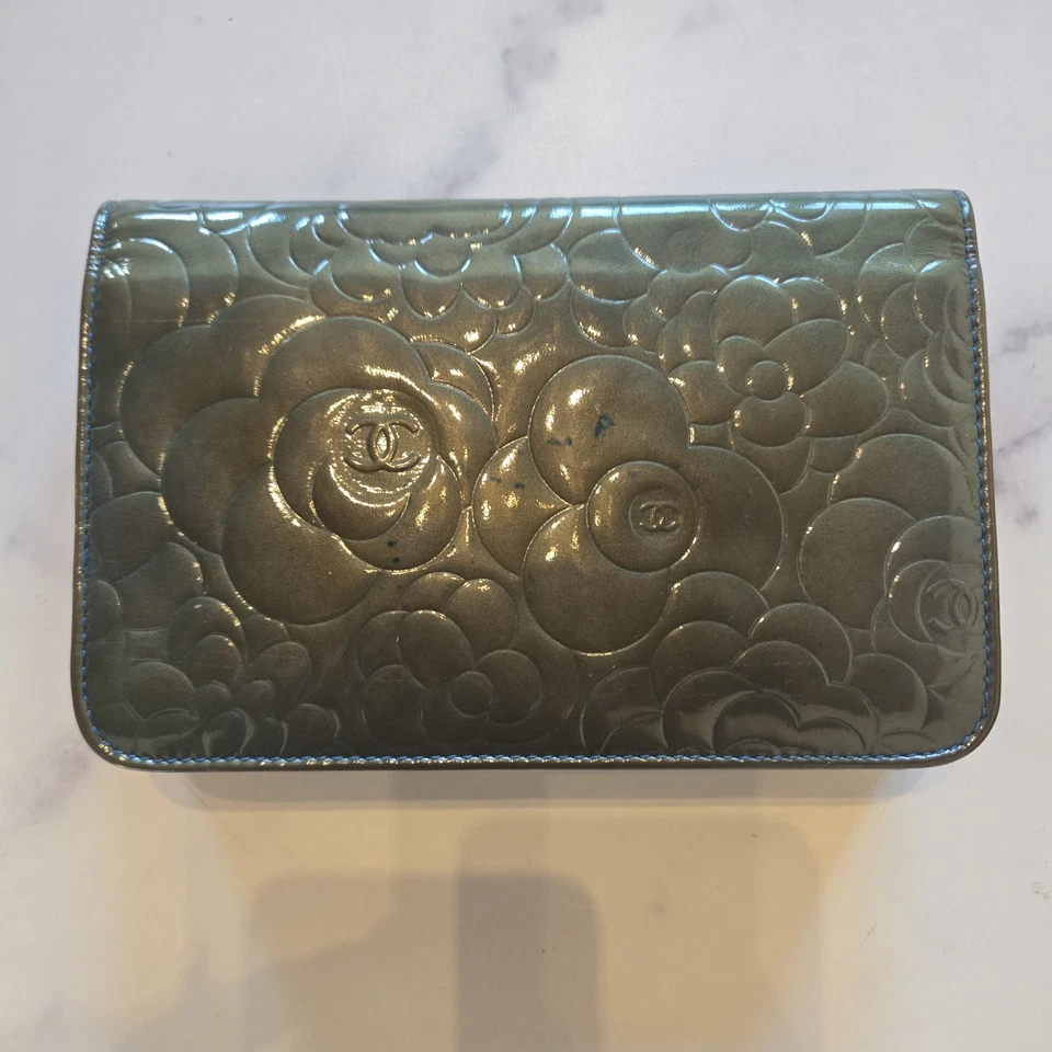 CHANEL Camellia Green Blue Wallet Shoulder Bag Crossbody Patent Leather WOC - Imagem 4 de 4