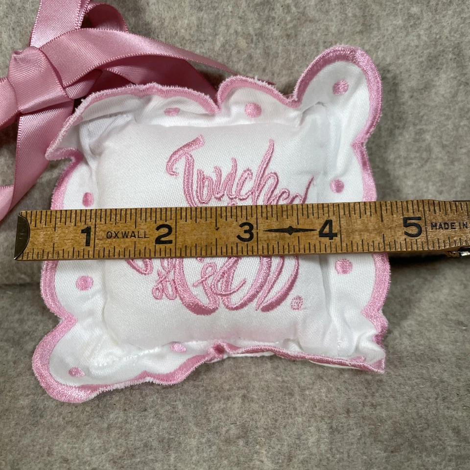 Tocado por la Mano de Dios Bebé Niña Puerta Almohada Decoración Blanco Rosa Bordado Foto 3 de 4