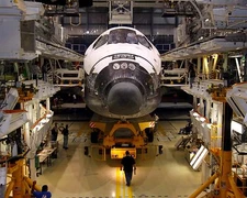 SHUTTLE ATLANTIS IN PROCESSING FACILITY FOR STS-129 - 8X10 NASA PHOTO (EE-095)