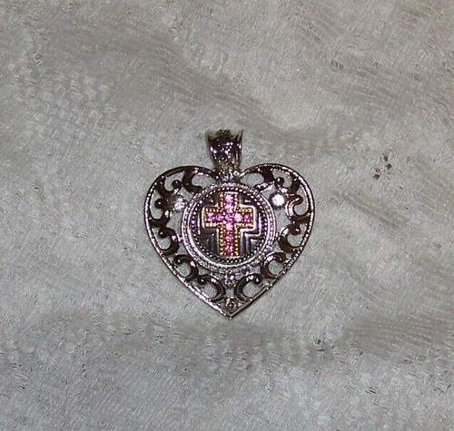 Corazón y diamantes de imitación plateados SNAP con cruz de estrás rosa en el centro a presión - Imagen 2 de 2