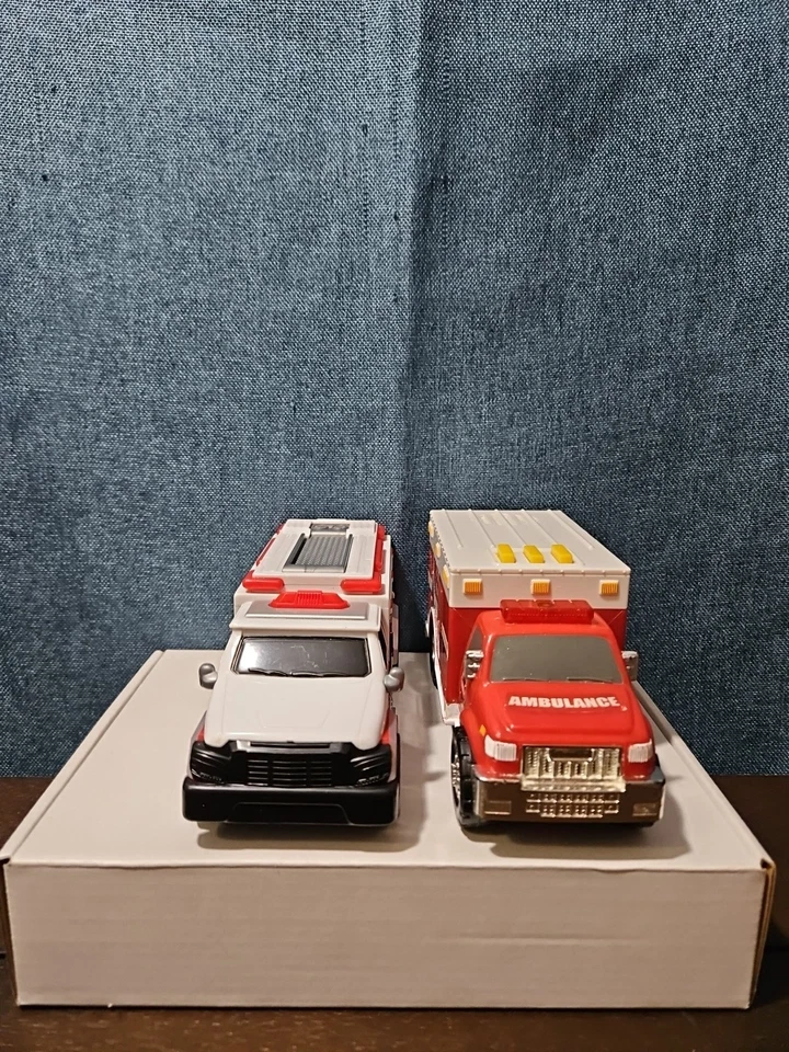 Set of 6 Emergency Vehicles | Fire Trucks & Ambulances | Lights & Sounds Rescue - Image 4 of 4