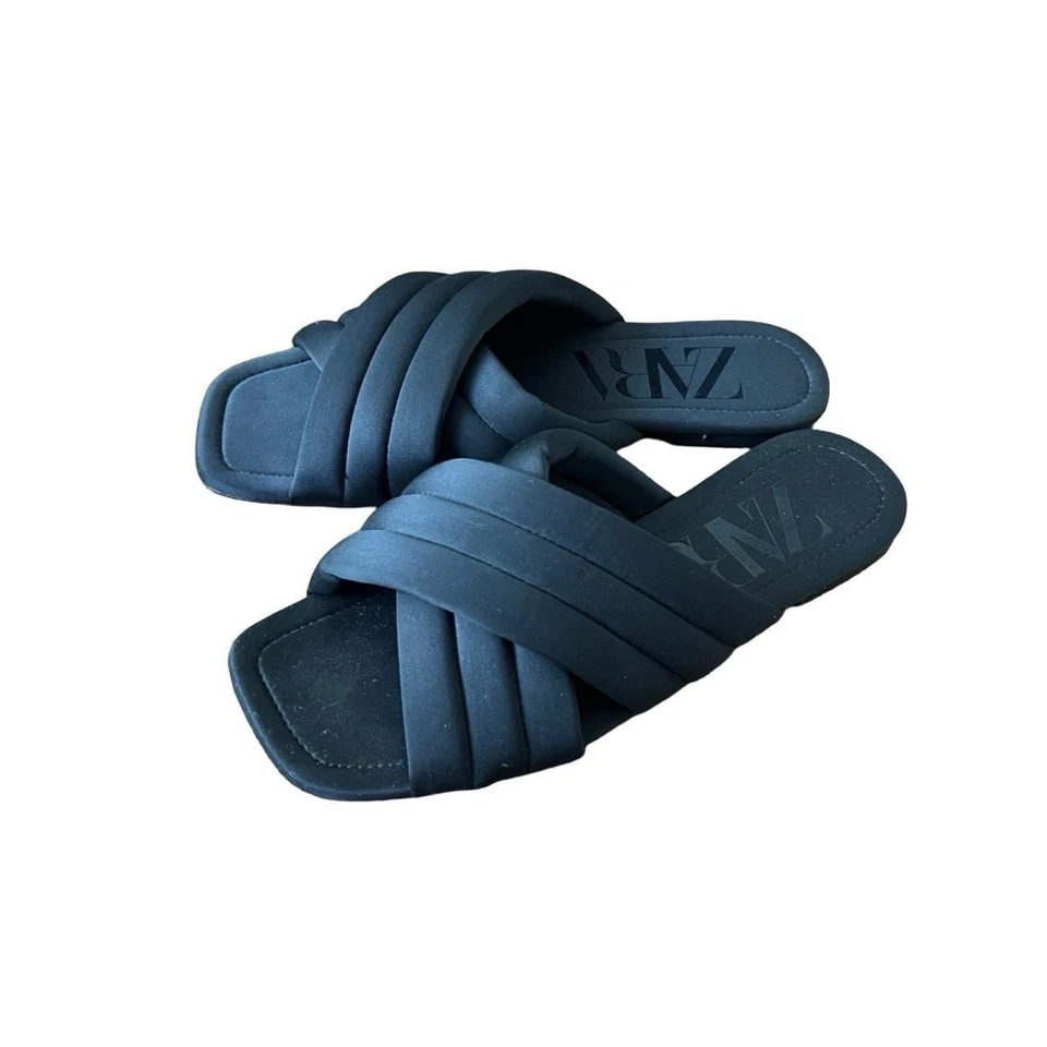 Sandalias Zara negras toboganes acolchadas para mujer talla 8,5 Foto 2 de 4