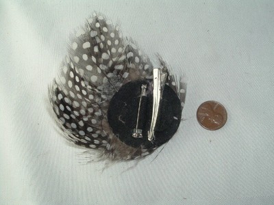 VINTAGE BLACK & WHITE FEATHER FASCINATOR HAIR CLIP AND PIN  display picture 1
