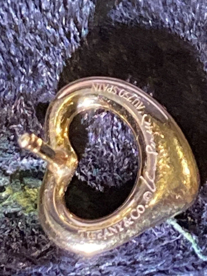 Auténticos aretes Tiffany & Co. Elsa Peretti de oro amarillo de 18 quilates corazón abierto Foto 2 de 4