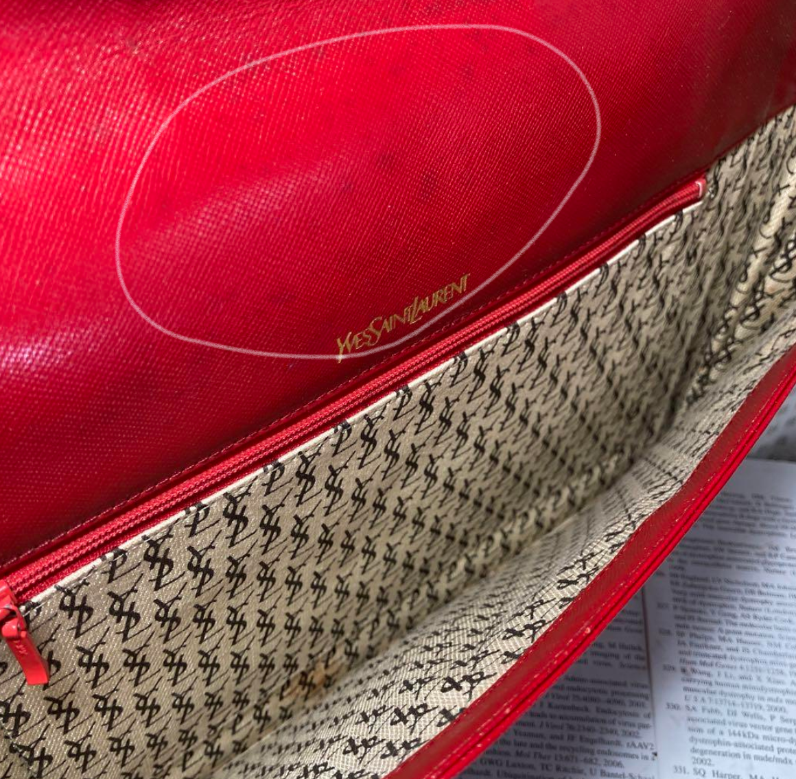 Yves Saint Laurent Borsa a pochette in pelle a forma di lettera vintage