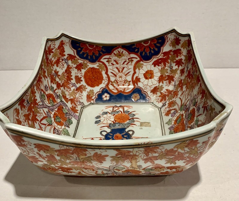 UNUSUAL JAPANESE IMARI DEEP BOWL