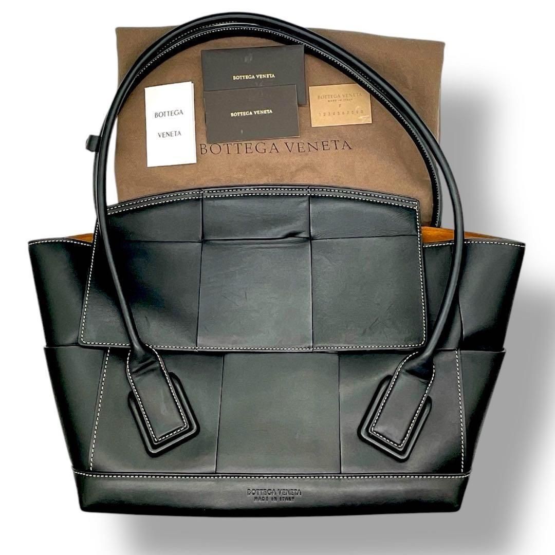 Bottega Veneta Medium Arco Handbag Black Leather