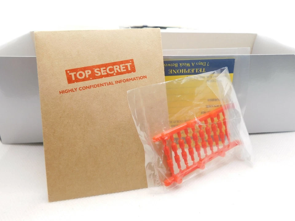 CORGI CLASSICS * JAMES BOND STROMBERG HELICOPTER & NAOMI FIGURE * OVP - Bild 4 von 4