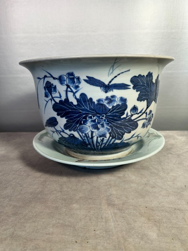 Antique Chinese Export B/W Catch pot with undertray,   Tung Chih 1862