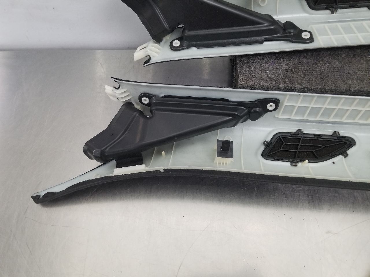 Maserati Levante Pillar trim Black