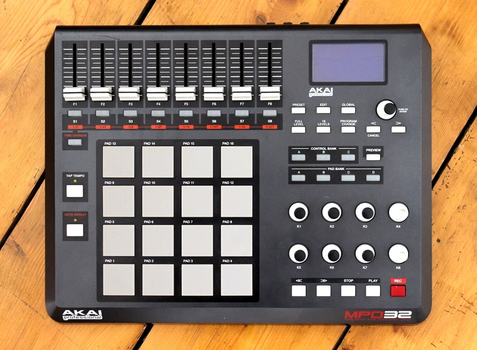 Akai MPD32 USB/MIDI Controller - TOP Zustand - USB Kabel - 24 Std Versand