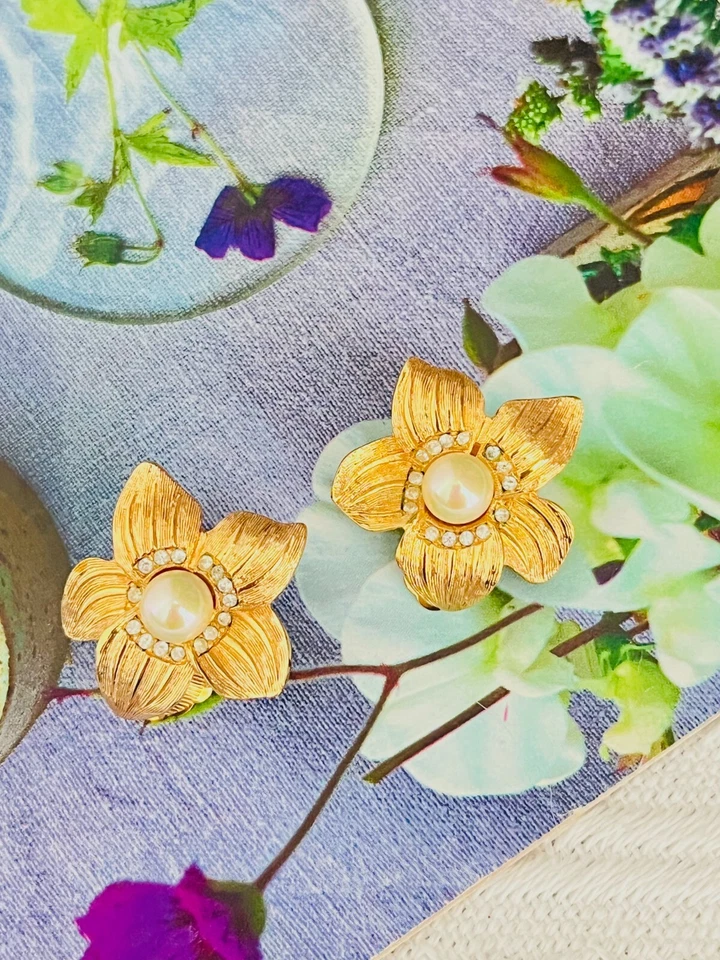 Christian Dior Años 80 Vintage Flor Blanco Redondo Perla Cristales Clip, Pendientes Foto 3 de 4