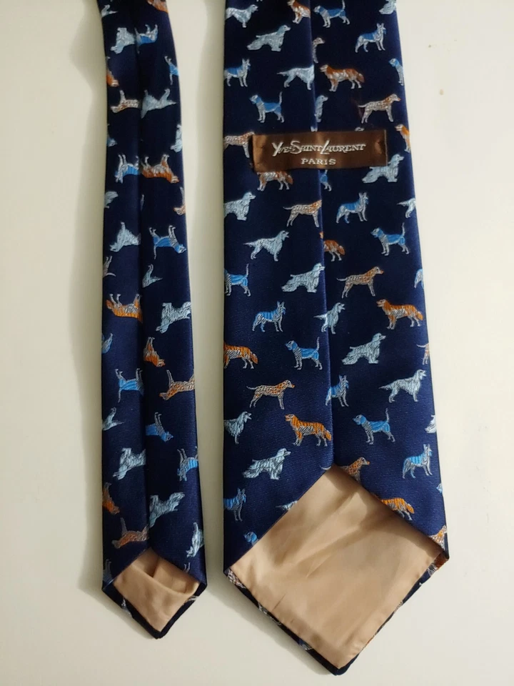 Gravata de pescoço vintage Yves Saint Laurent YSL várias raças de cães - 54" L 4,25" W - Imagem 4 de 4