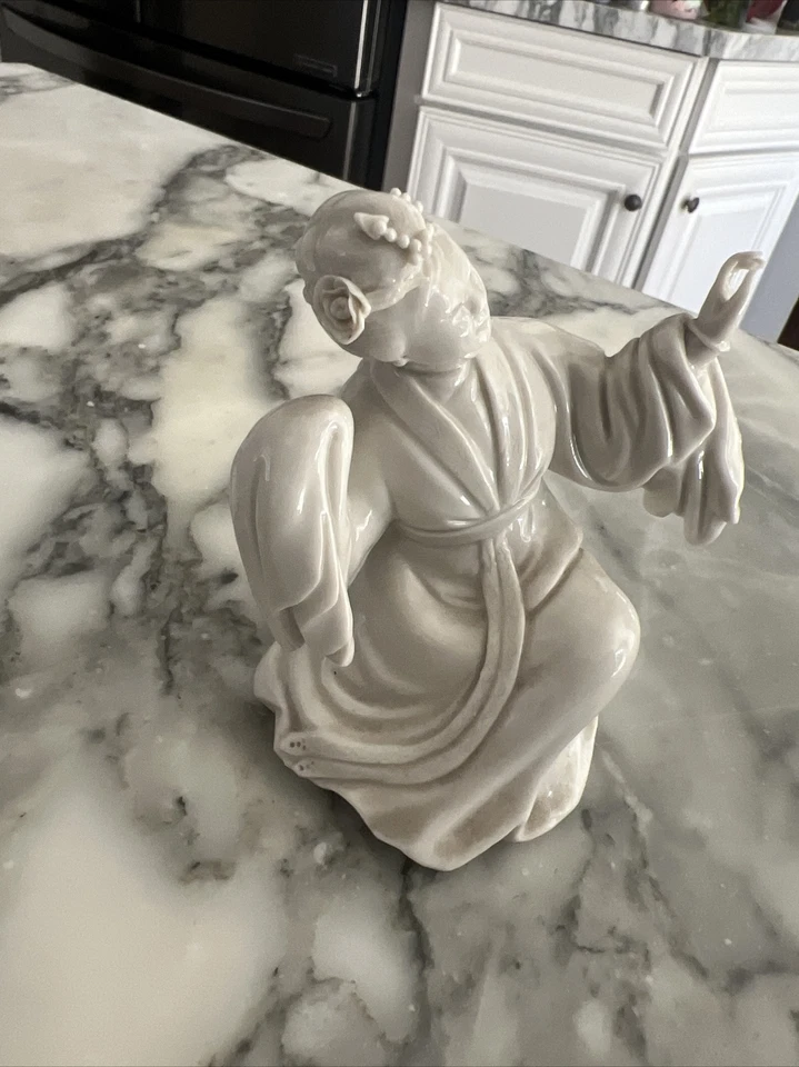 "Figura de dama Blanc De Chine 4"" hecha en Hong Kong" Foto 3 de 4