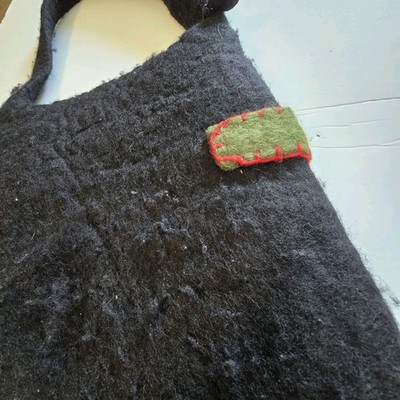 Sac à Main En Laine Feutrée Rising Tide - Marron Et Violet, Applique Arty, Fabriqué Au Népal