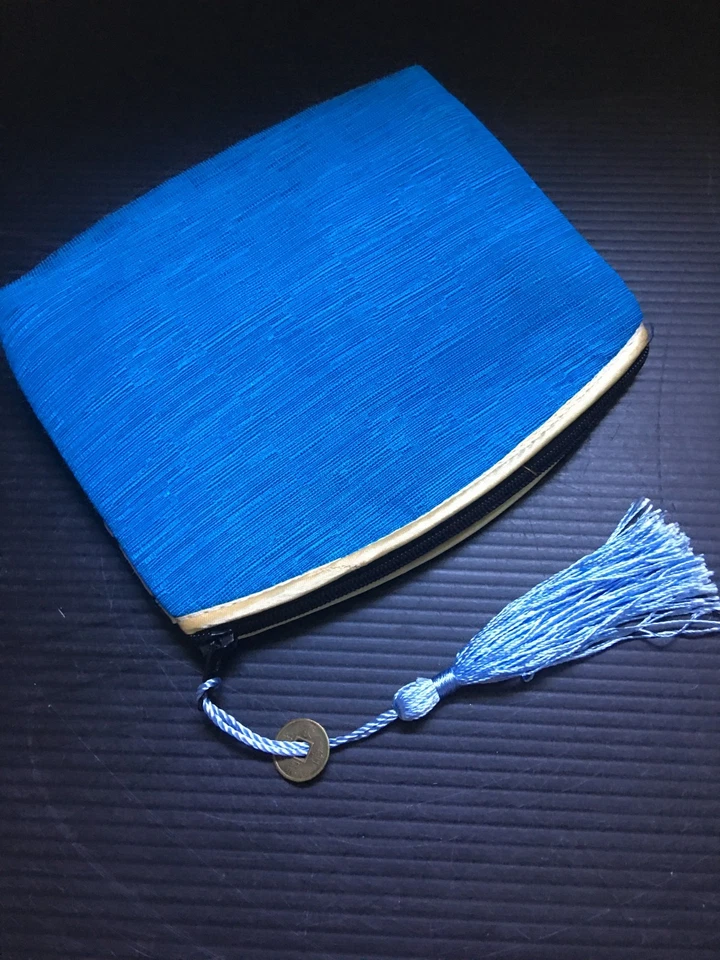 Bolsa vibrante de retazos y seda azul vintage de los años 90 con borla y dije de moneda china Foto 2 de 4