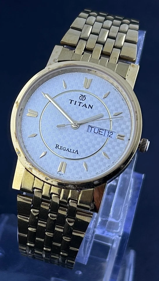 Reloj Pulsera Hombre Vintage Titan Regalia Cuarzo Esfera Blanca Día/Fecha Funcionando Foto 3 de 4