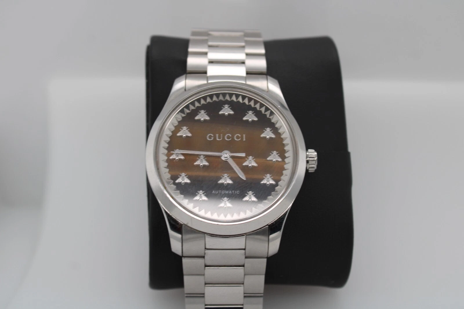 Montre Gucci G Timeless en acier inoxydable YA1264177 cadran œil de tigre multi abeilles #25863