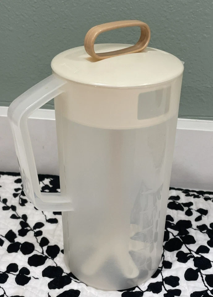 Jarra de 2 cuartos Rubbermaid Servin' Saver 306D de colección con tapa de émbolo mezclador Foto 3 de 4