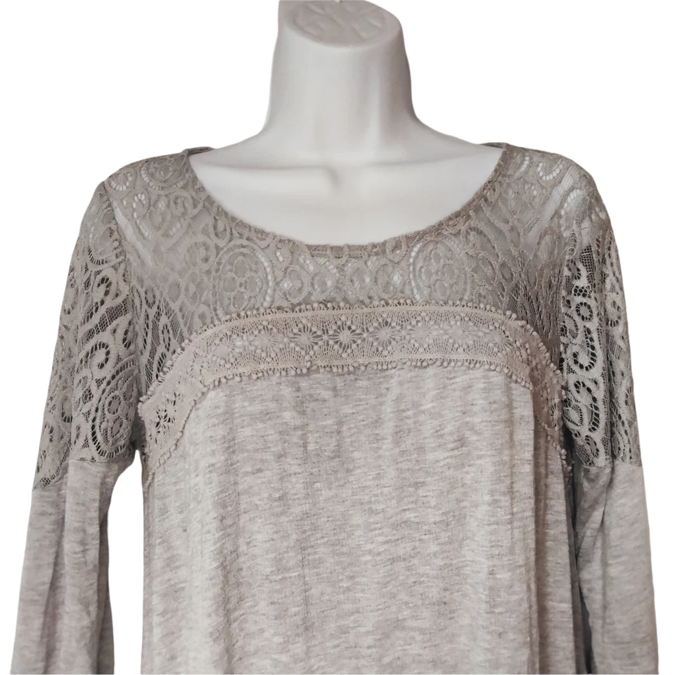 Blusa feminina sombra detalhes de crochê manga longa prata cinza tamanho M - Imagem 2 de 4