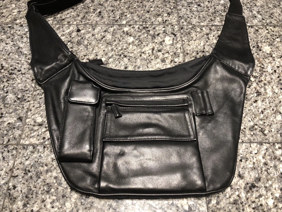 Bandolera Lodis Los Angeles de cuero negro Foto 2 de 4