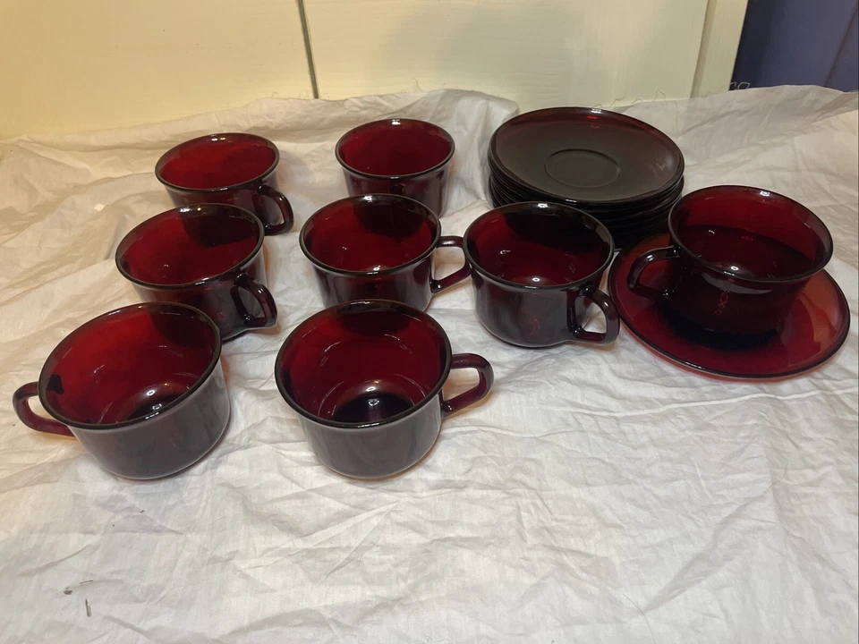 ARCOROC - CLÁSICO - TAZAS Y PLATILLOS DE CAFÉ DE VIDRIO ROJO RUBÍ - JUEGO DE 8 - FRANCIA. Foto 2 de 4