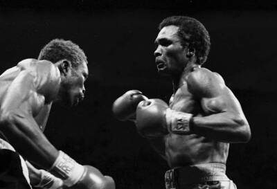 Sugar Ray Leonard Looks To Throw A Punch V Larry Bonds 13 Old Boxing Photo